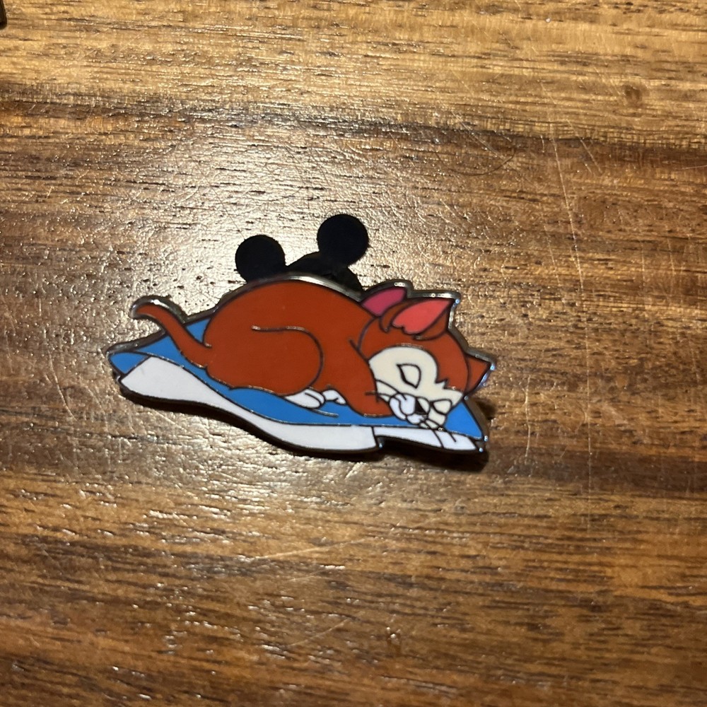 Disney Pin Trading Sweet Dreams Mystery Alice In Wonderland Dinah Cat Sleeping