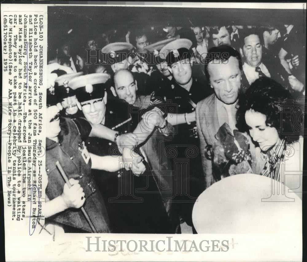 1975 Press Photo Richard Burton & Elizabeth Taylor in Johannesburg, South Africa