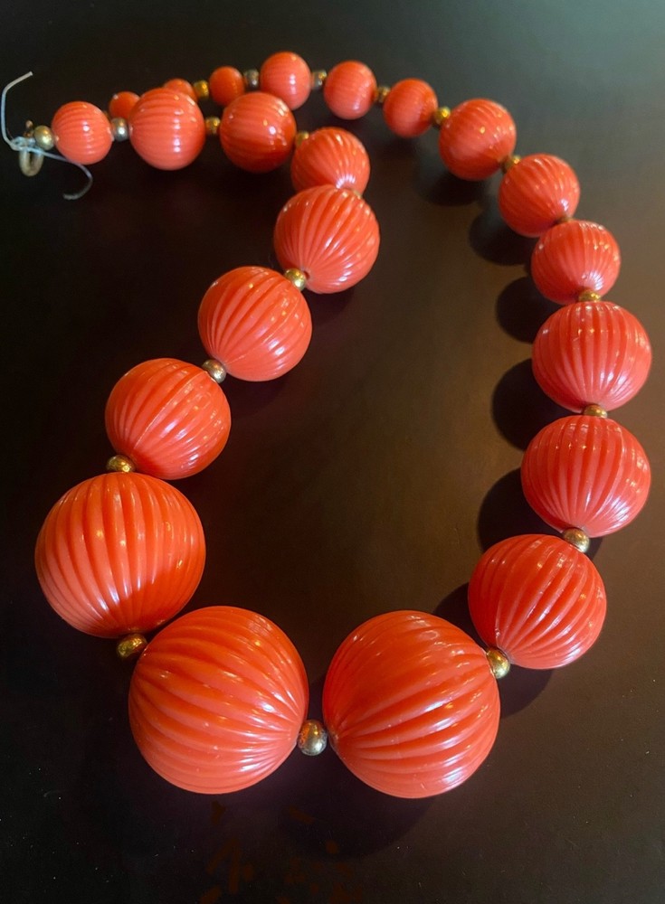 VTG Coral Orange Ribbed Bead Necklace Graduated Lucite Acrylic Statement 16”