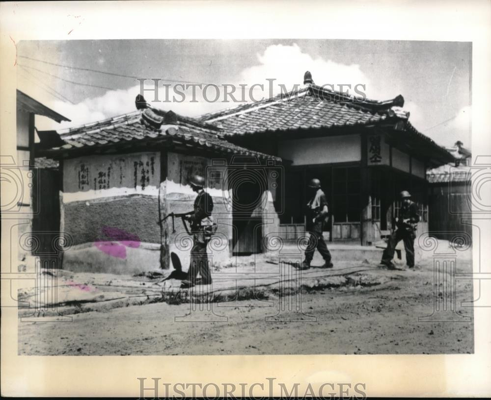 1950 Press Photo US troops search for snipers in a South Korean village