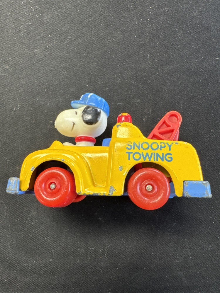 Snoopy Tow Truck Hasbro 1983 Die Cast Peanuts