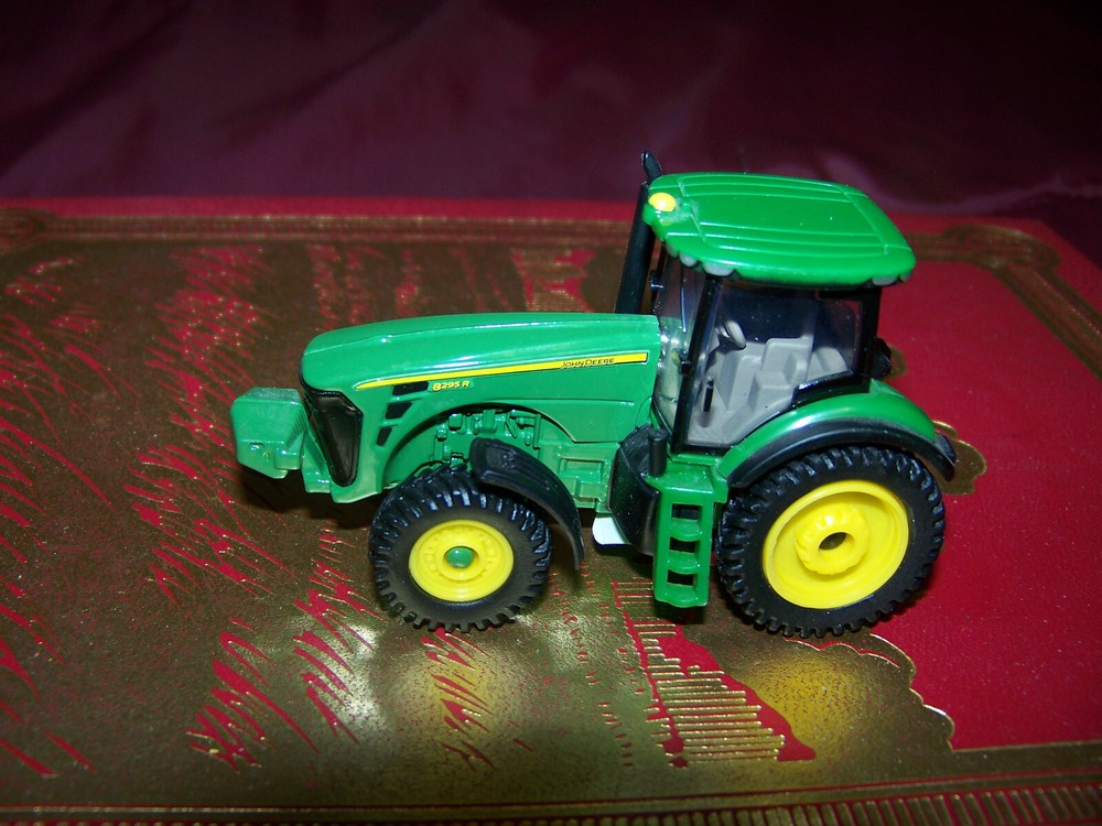 John Deere 8295 R FWA 1/64 scale Ertl tractor model display collectible
