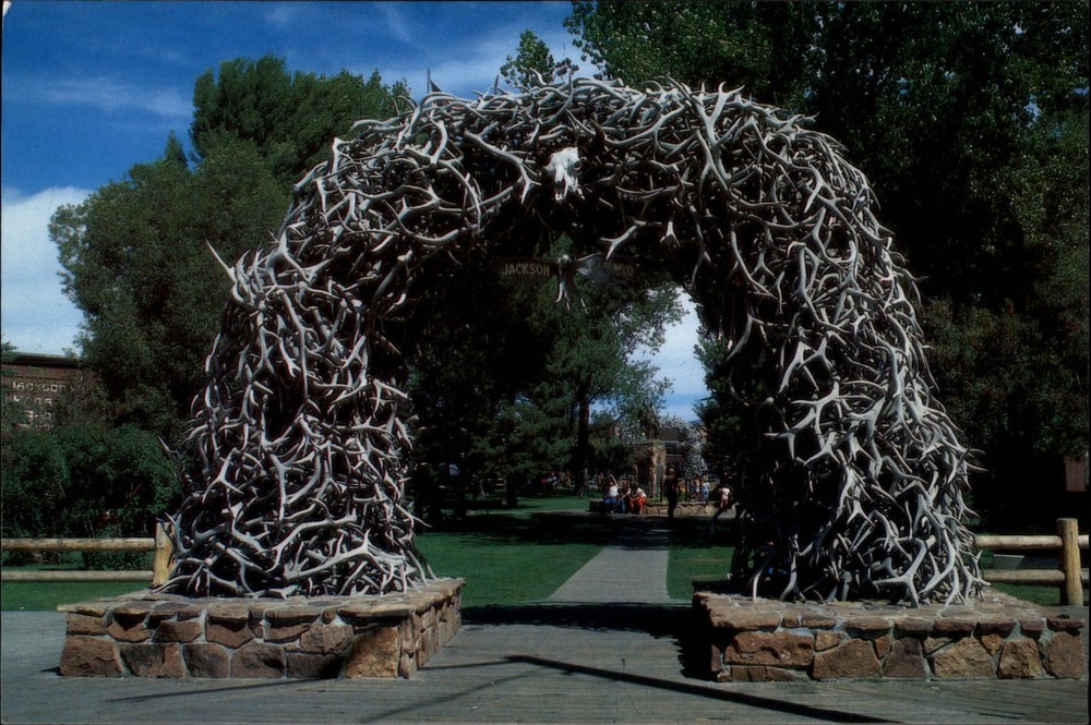 Jackson Wyoming Arch of Elkhorns town square park vintage postcard sku351
