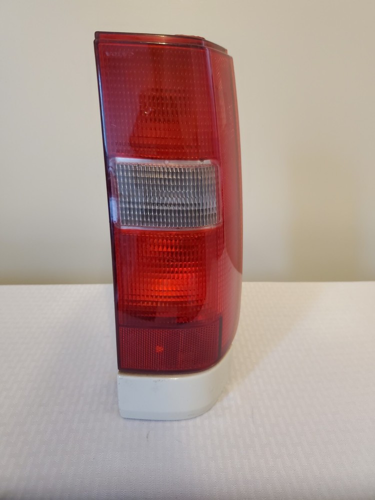 Volvo V70 Lower Passenger RH Tail Light 1998-2000 - OEM 3512323 - W/Bulb Holder