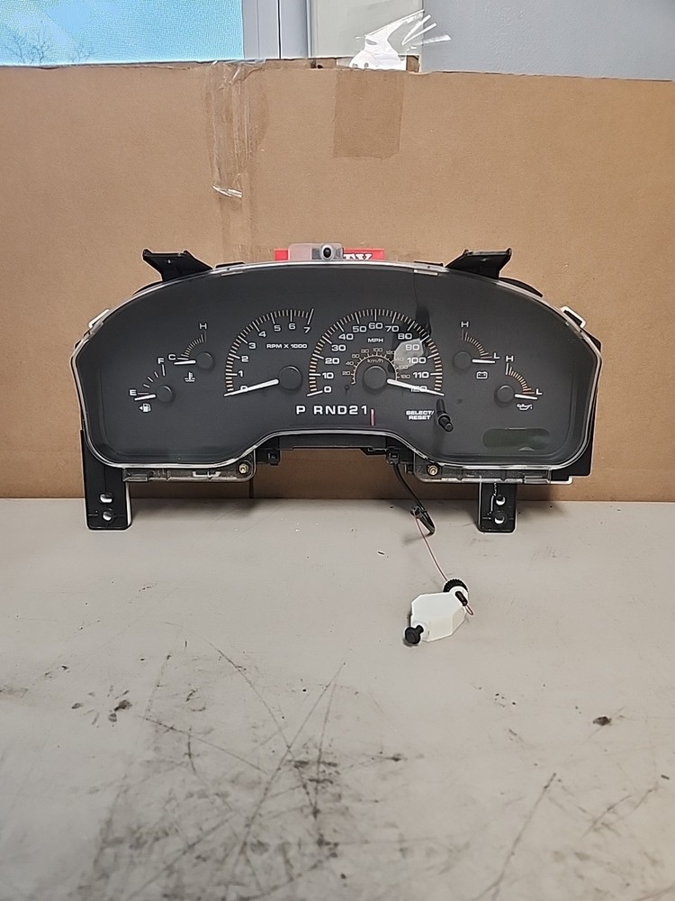 2002 Ford Expedition XLT Speedometer Gauge Cluster Mph