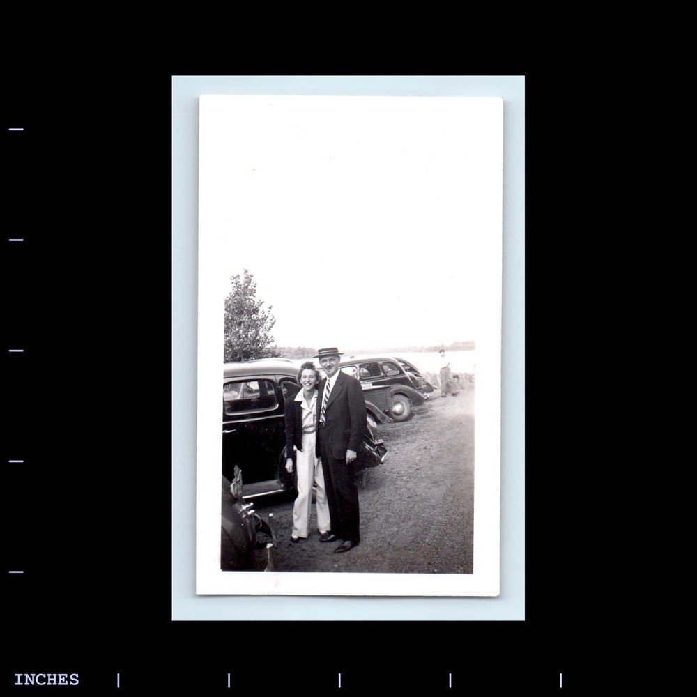 Old Vintage Photo AFFECTIONATE MAN WOMAN BY CLASSIC CARS