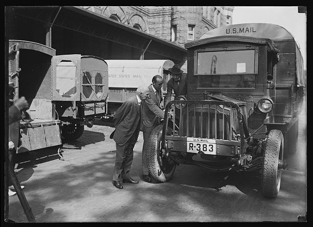 Photo:Mail truck U.S.