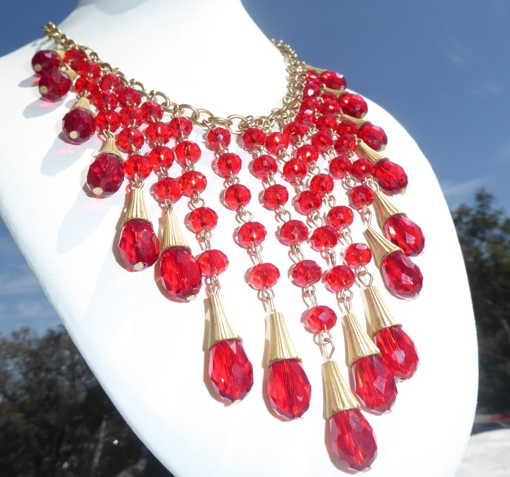 BEAUTIFUL Large VINTAGE GOLD TONE RED CRYSTAL BIB DANGLE NECKLACE OUTSTANDING ON