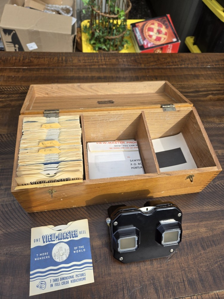 Vintage Sawyer's View Master With Over 75 Reels