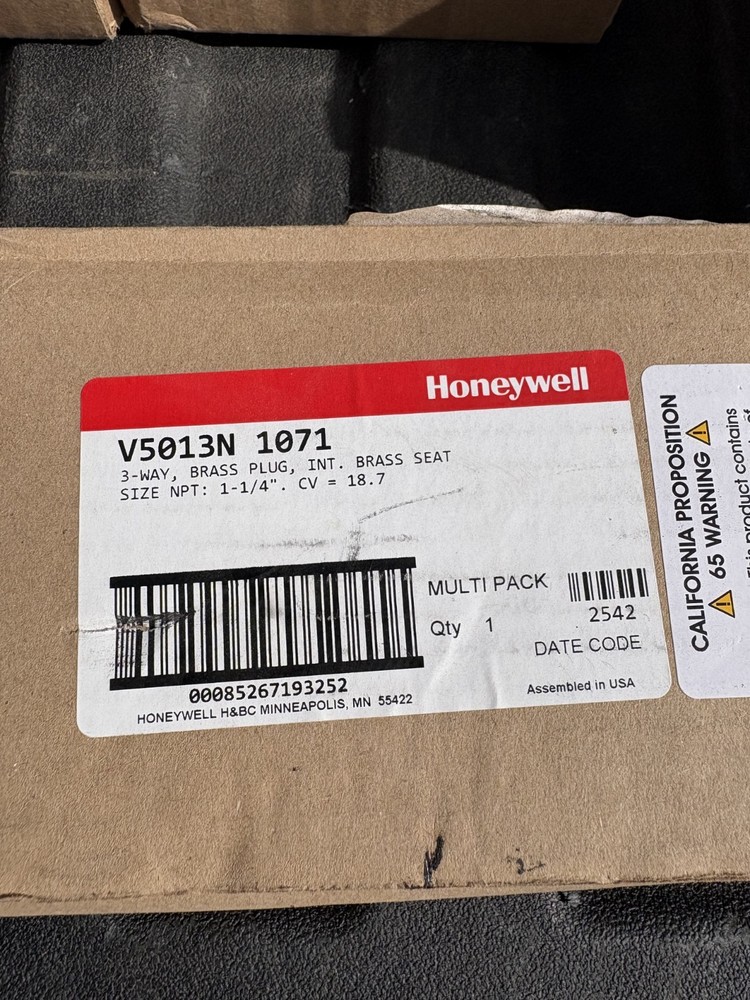 Honeywell V5103N1071 3-way brass plug valve, 1-1/4