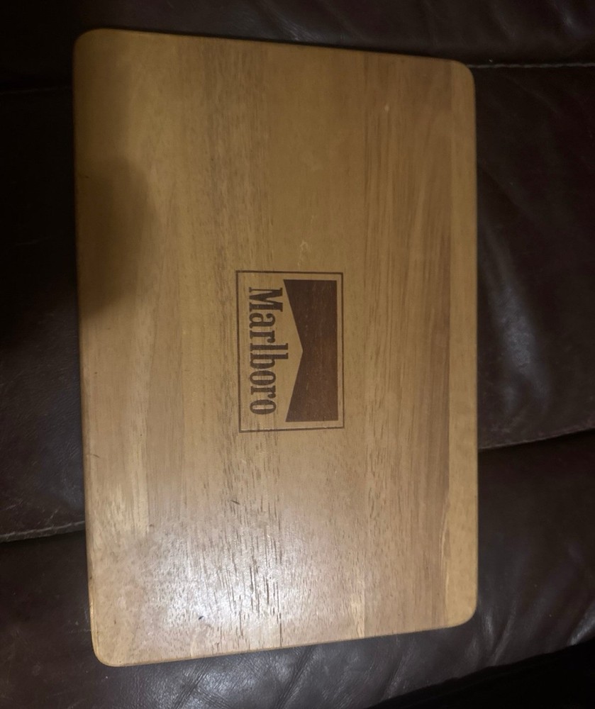 UNUSED Boxed 90's Marlboro Cigarette Poker Chip Set In Wooden Oak Box Case