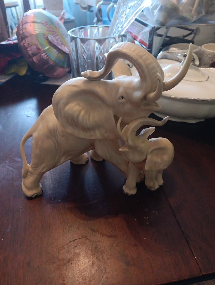 vintage elephant figurine (Mother and Baby)