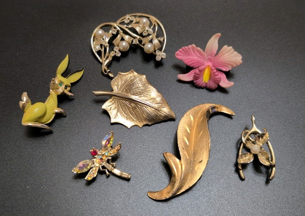 Vintage Lot Of Pins Brooches,  Mostly Gold Tone, Mixed Lot of  7
