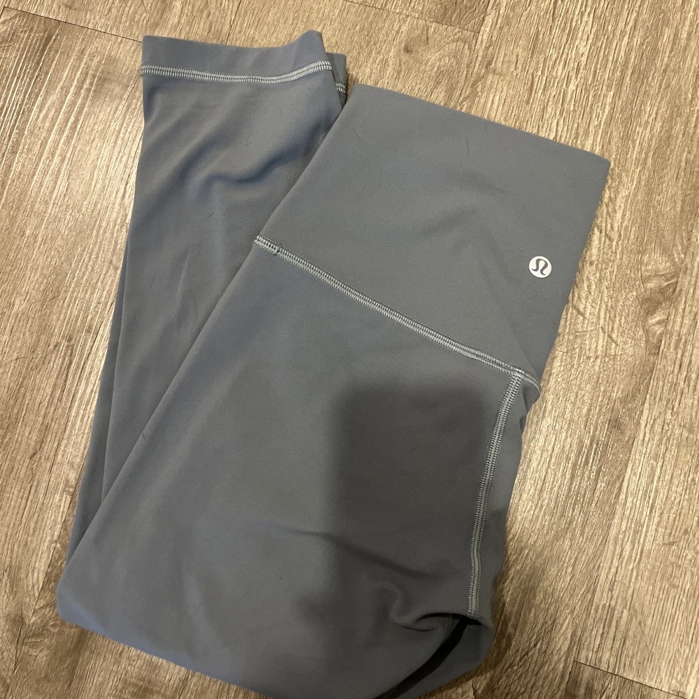 Lululemon Women's Capri Leggings Size 6 M Blue Light Gray Yoga Gym Activewear
