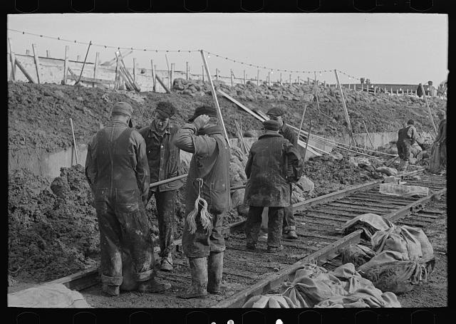 Photo:Birds Point Missouri 1937 Levee Flood Workers Repairing Dike