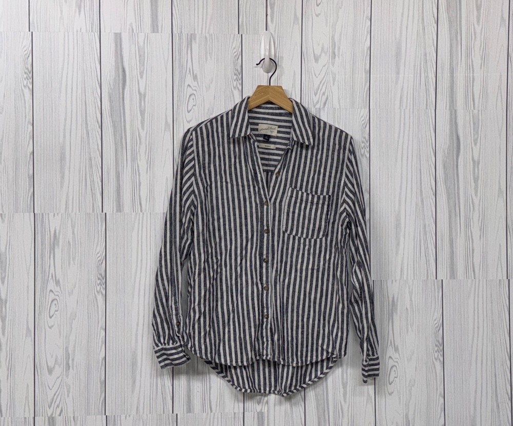 Universal Thread top womens size extra small blue linen button up long sleeve