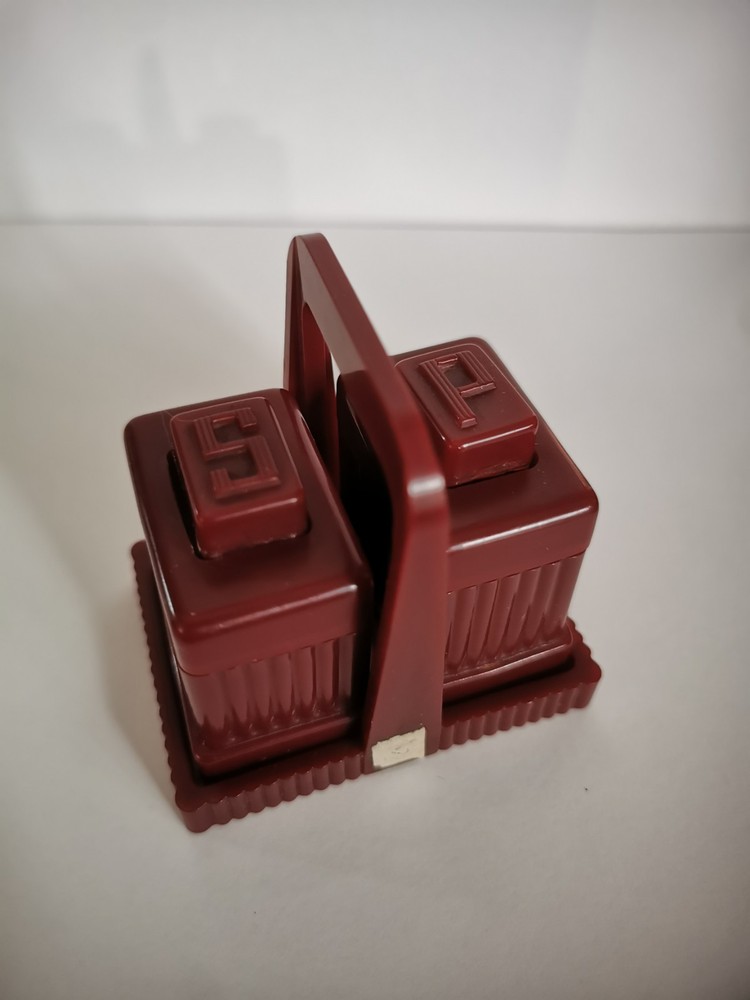 Carvanite Salt & Pepper Shaker Set In Rack Los Angeles Wine Color Mid Century