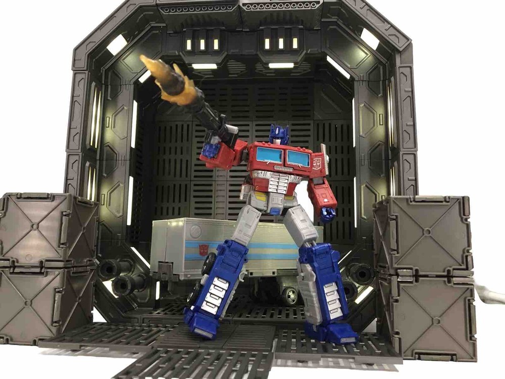 Transformers Earth rise Leader Class G1 Optimus Prime Complete With Trailer