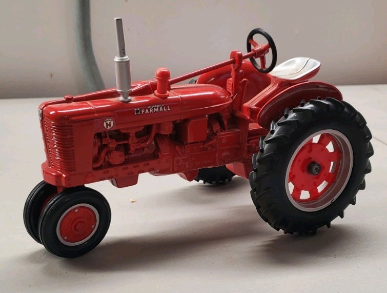 Joseph L. Ertl McCormick Farmall Super MD Tractor 1/16 Scale