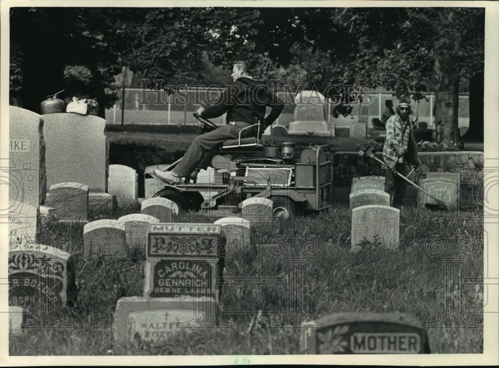 1987 Press Photo A worker at the overgrown grounds of Wanderer's Rest Cemetery