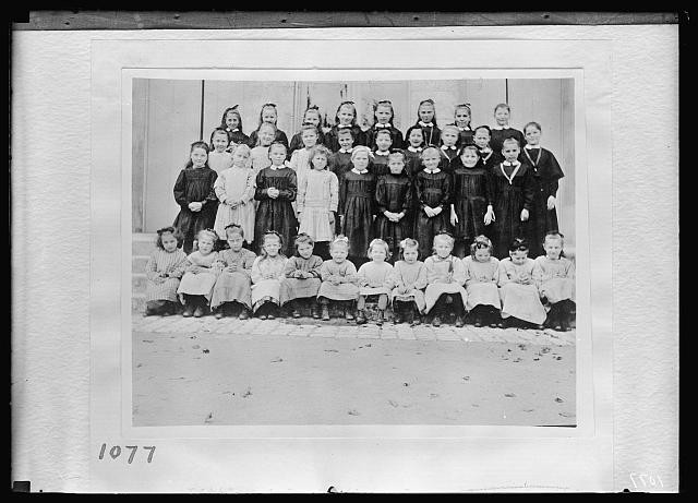 Photo:Blois France 1917 evacuated girls colony French-American children