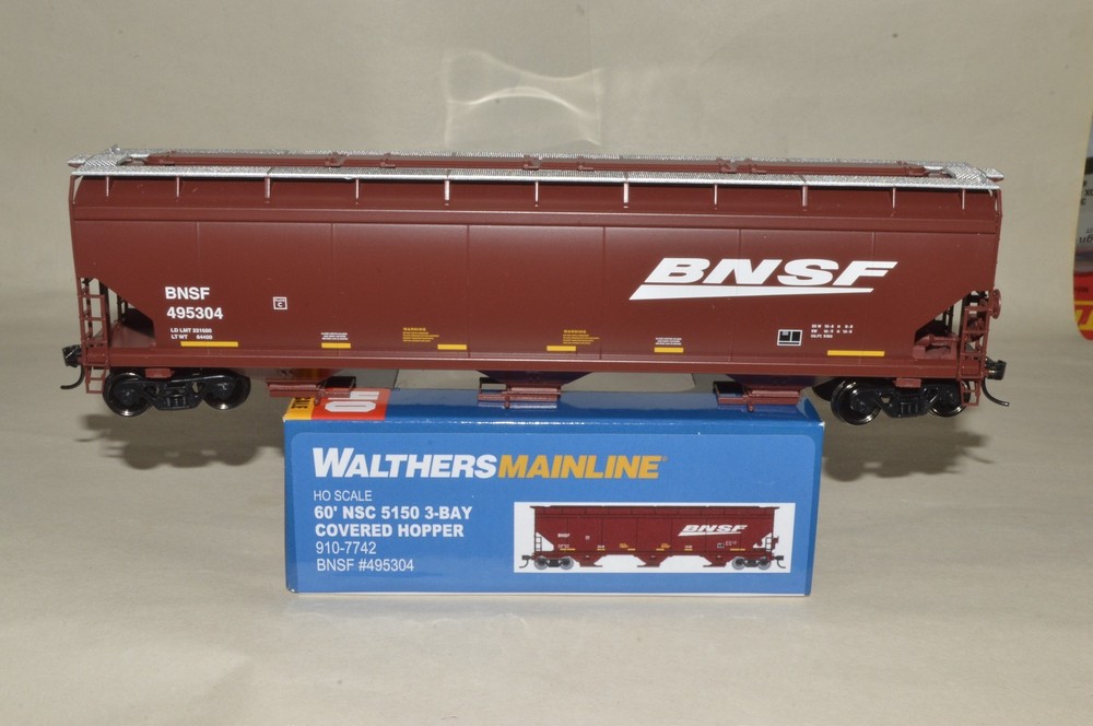HO scale Walthers BNSF Ry 60' NSC 5150 grain covered hopper car train 495304