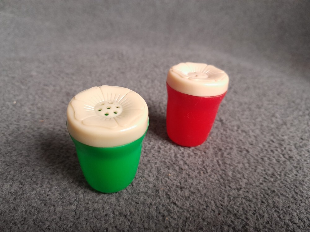 Vintage 1950s Adorable Set Of Daisy Flower Green & Red Salt And Pepper Shakers