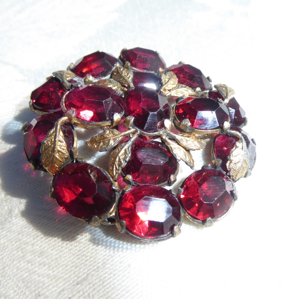 AMAZING VINTAGE GOLD TONE RED RHINESTONE CLUSTER LEAVES BROOCH PAT PEND 1940s