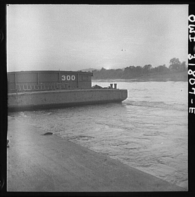Photo:Ernest T Weir Towboat Barges River Barge Tow 1900s