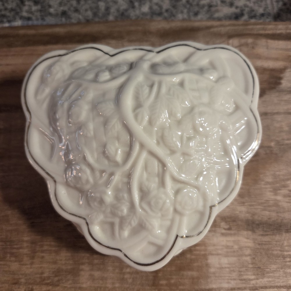 Hampton Collection Porcelain Heart Shaped Trinket Box