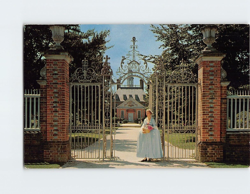 Postcard Gate Entrance To Garden Of Governor's Palace At Williamsburg Virginia