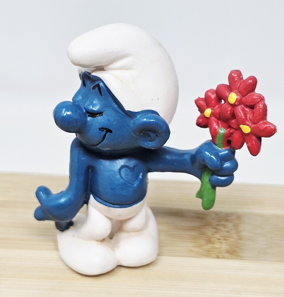 Schleich Smurfs Lover Shy Smurf with Flowers 1980 PVC Vintage Peyo Smurf Figure