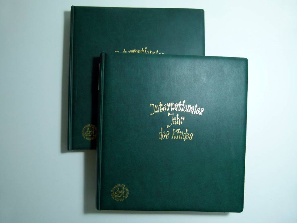 Topical collection 1979 International Year of Children 2 albums, with MNH stamps