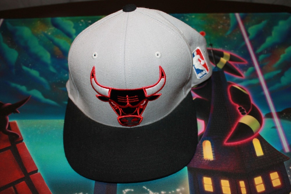 Mitchell & Ness Chicago Bulls Snapback Hat Gray Black Red NBA Logo