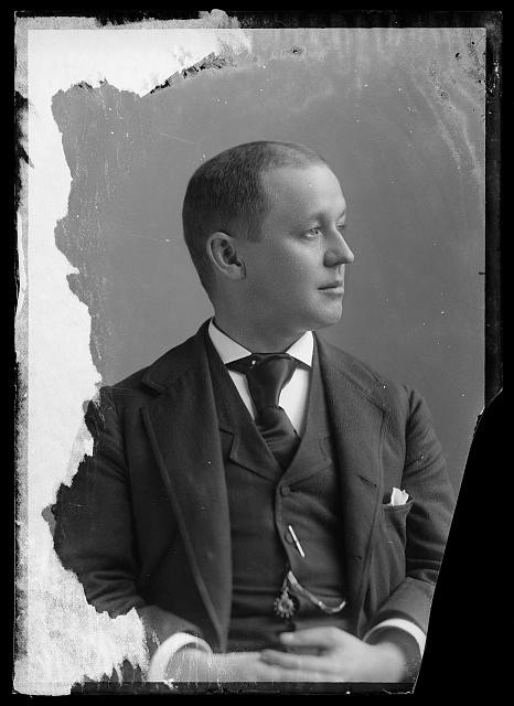 Photo:Studio Portrait of Unidentified Man in Suit ca. 1873-1916