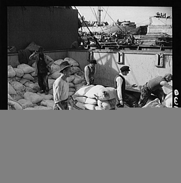 Photo:Dockworkers Loading Cargo Ship Harbor 1910s Sandbags Men Labor Scene