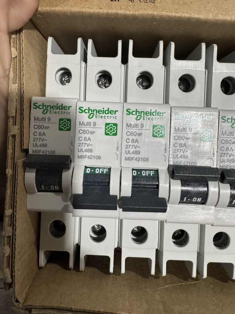 New Schneider circuit breaker 1 pole 8 amp C multi 9 square D M9F42108 (UL489)