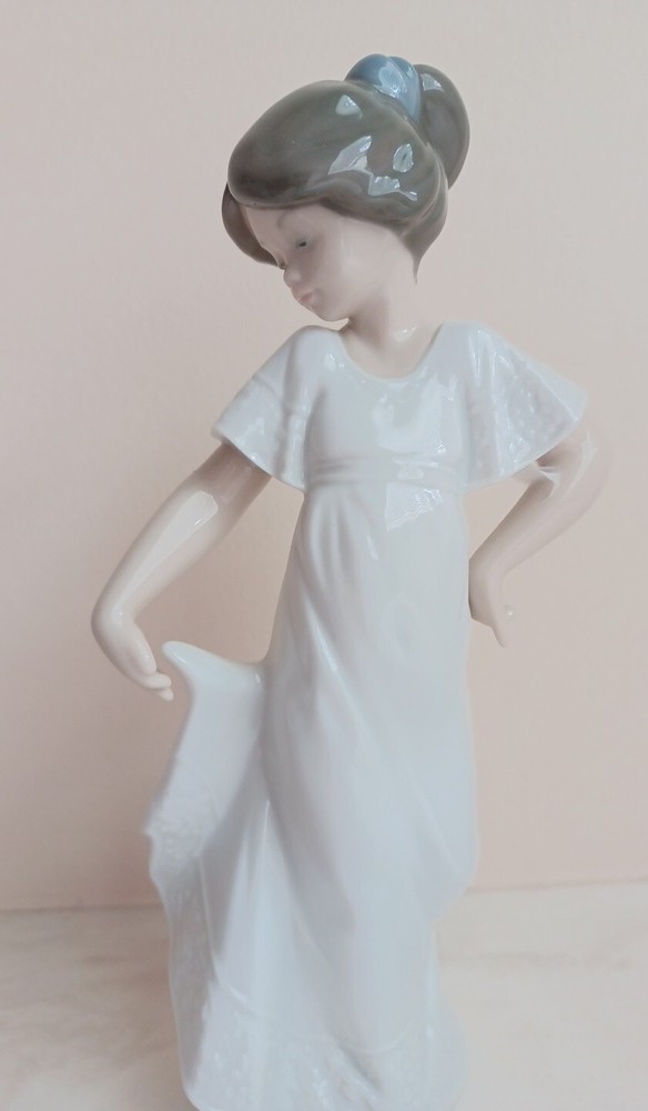 Nao By Lladro Figurine 01110 Camison Con Vuelo Or How Pretty Young Girl