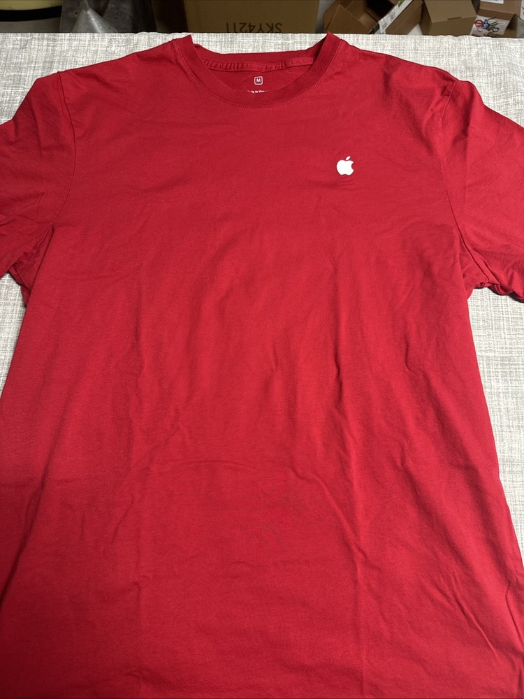 Apple Logo Shirt Mens Medium Red Crewneck Graphic T-Shirt Tee Apple Store