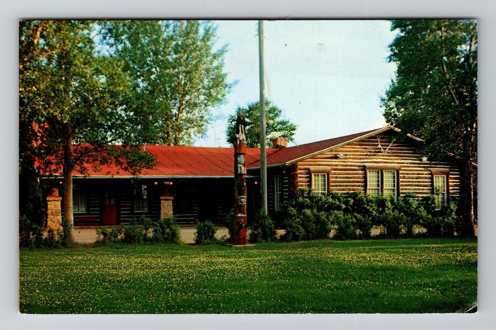 Cody, WY-Wyoming, Buffalo Bill Museum Log Building Totem Pole Vintage Postcard
