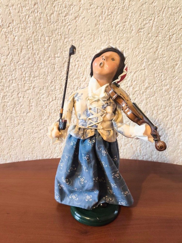 Byers Choice 2003 Exclusive Girl with Violin Christmas Gallery Williamsburg