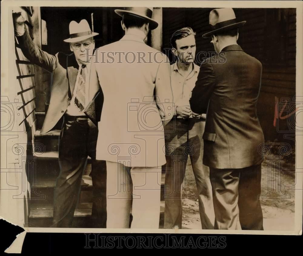 1936 Press Photo G-men question Robert Browe, father of missing boy in Detroit
