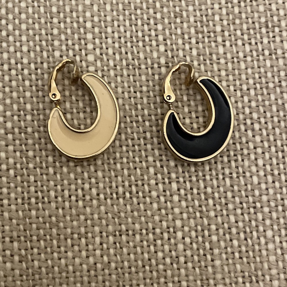 VTG Signed Avon Gold Tone Black & White Enamel Double Side Hoop Clip On Earrings