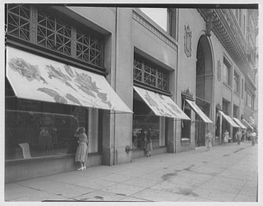 Lord & Taylor, business at 38th St. and 5th Ave., New York City. Street