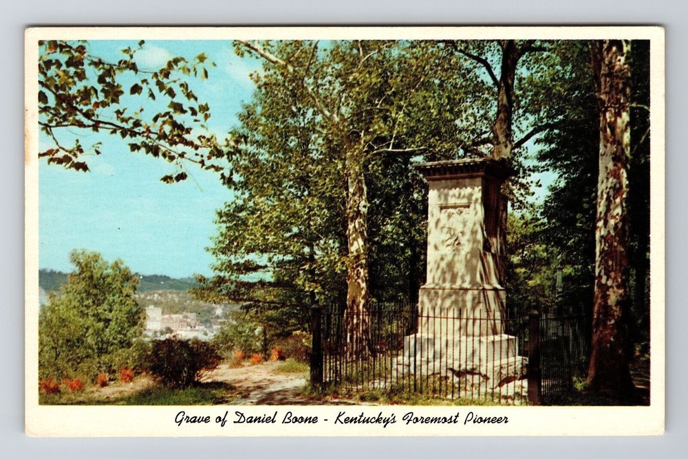 Frankfort KY-Kentucky, Monument & Grave Daniel Boone, Vintage Postcard