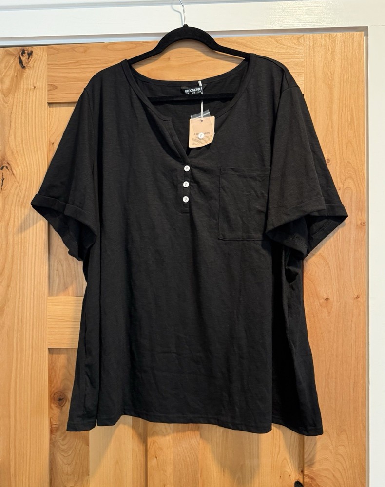 NWT 28/5X BloomChic Notched V-Neck Button Detail Pocket T-Shirt