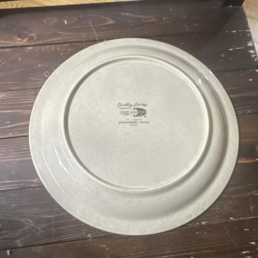 Country Living Strawberry Patch Stoneware Plate Beige Red Green Japan SY-1287-3