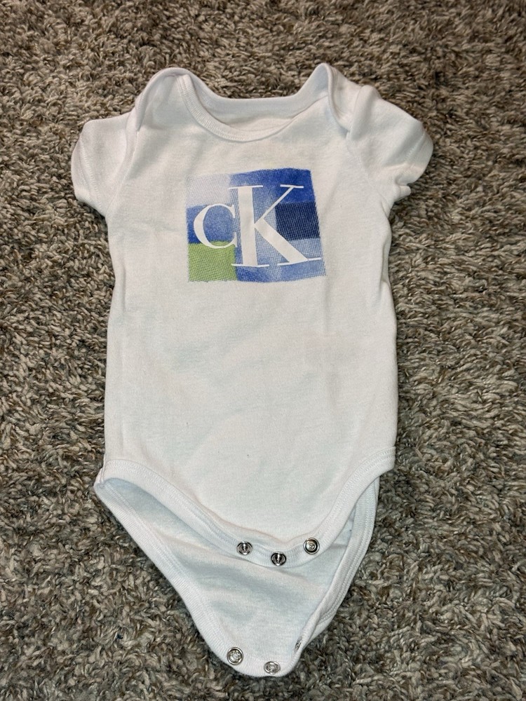 Calvin Klein Baby Boy Bodysuit White Short Sleeve Logo Box 6-9 Months