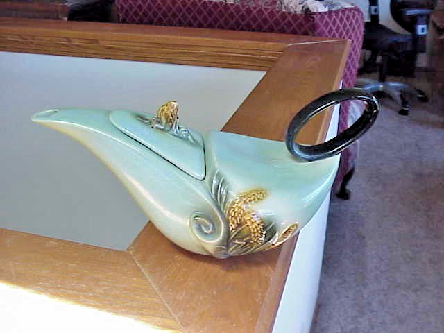 VTG 1952 Hull Pottery Parchment and Pine Green Covered Teapot