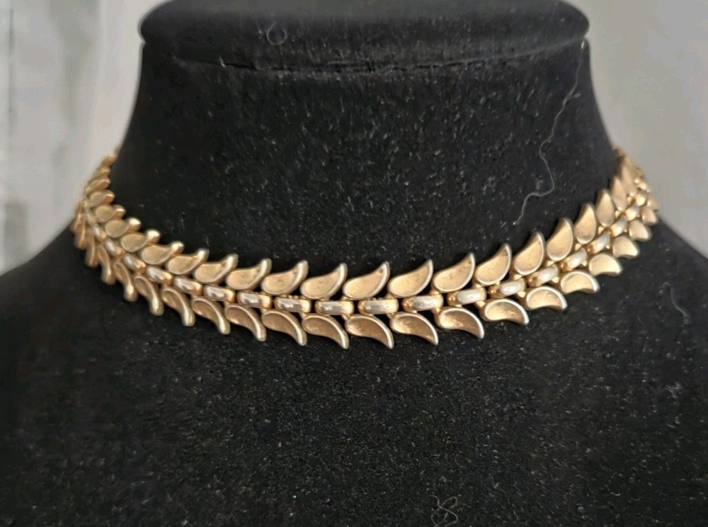 Vintage TRIFARI LEAF LINK NECKLACE unique Chain Link  14